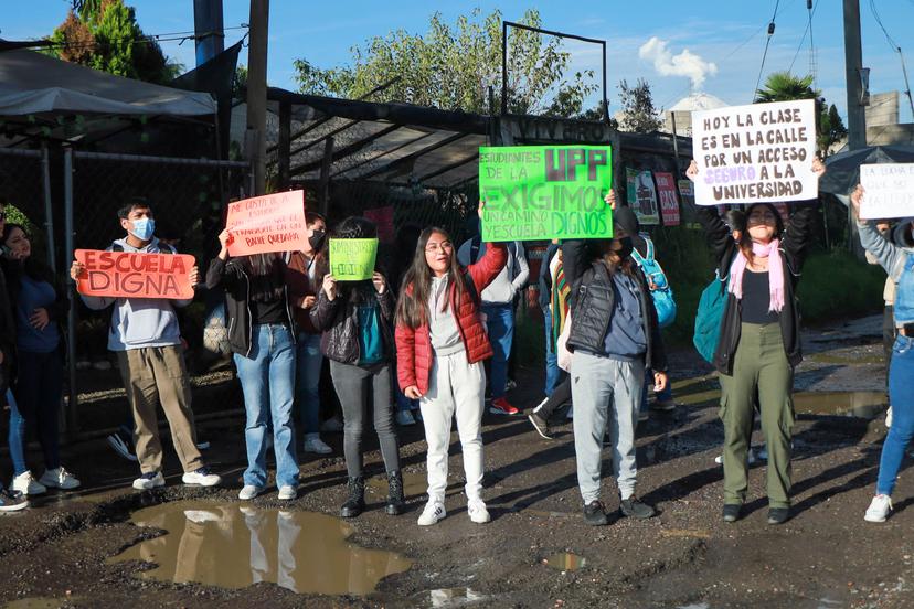 VIDEO Estudiantes de la Universidad Politécnica bloquean carretera