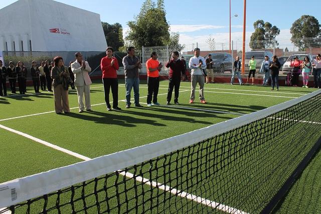 Rehabilita comuna cancha de tenis en Unidad Deportiva San Pedro