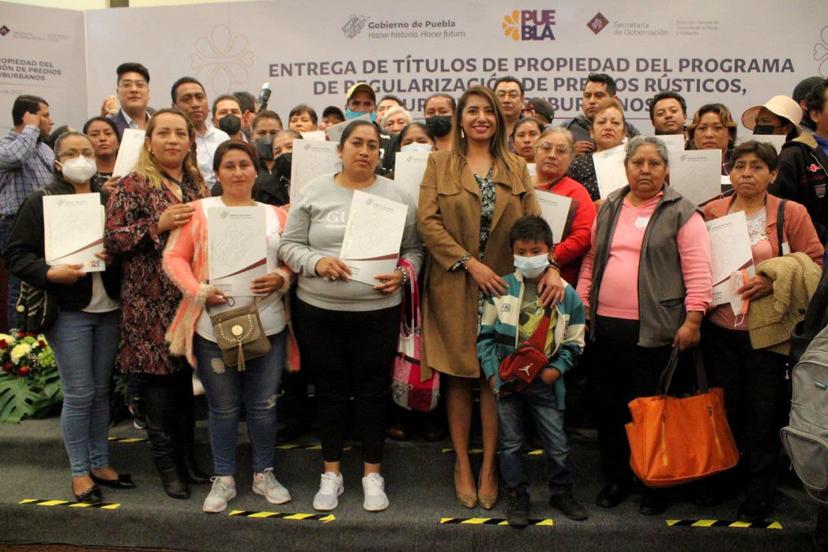 Habitantes de Huejotzingo reciben títulos de propiedad