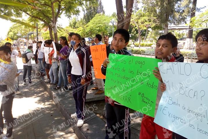 Marchan estudiantes de Tehuacán, exigen becas Federales