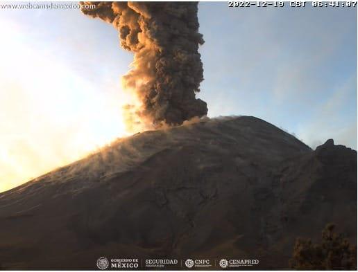 Popocatépetl amanece con gran fumarola