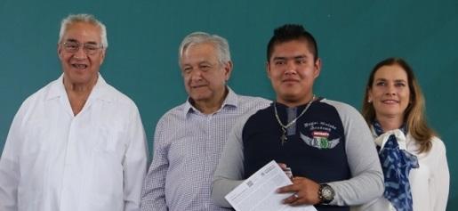 Inicia AMLO programas para más de 670 mil poblanos