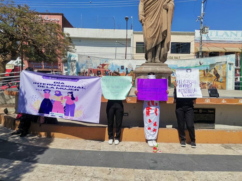 Universitarios salen a las calles de Izúcar a manifestarse a favor de las mujeres