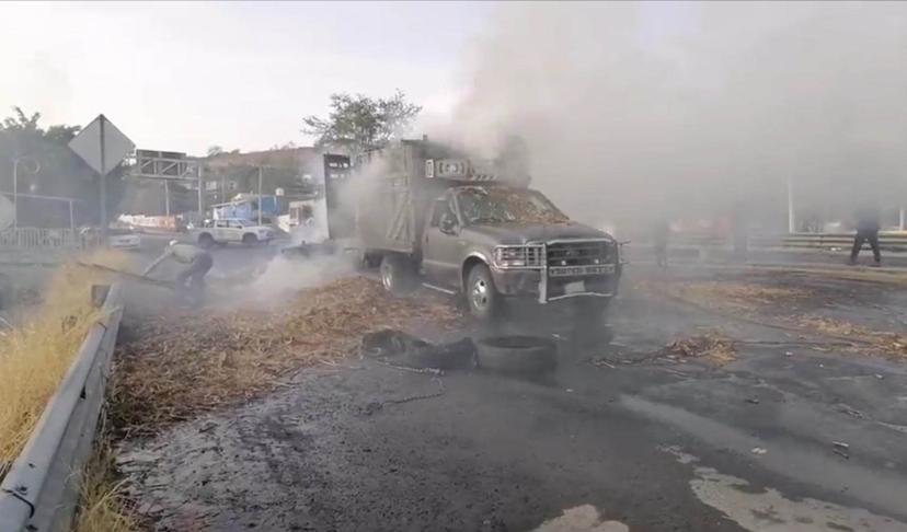 Se incendia camioneta cargada de forraje en Izúcar