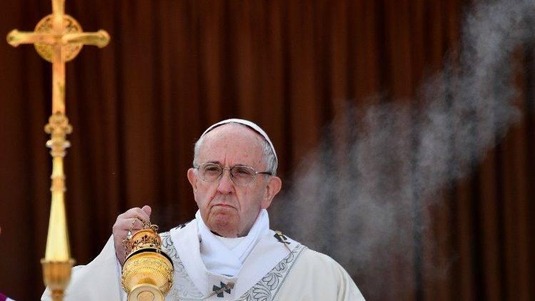 El Papa les pide a miembros de la iglesia vivir humildemente