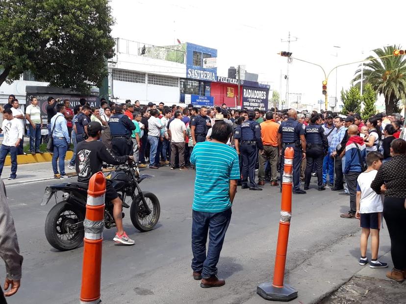 Trifulca por decomiso de mercancía en tianguis Los Lavaderos