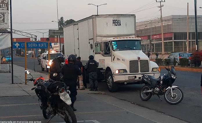 VIDEO Conductor de camión de carga huye de asaltantes en Texmelucan