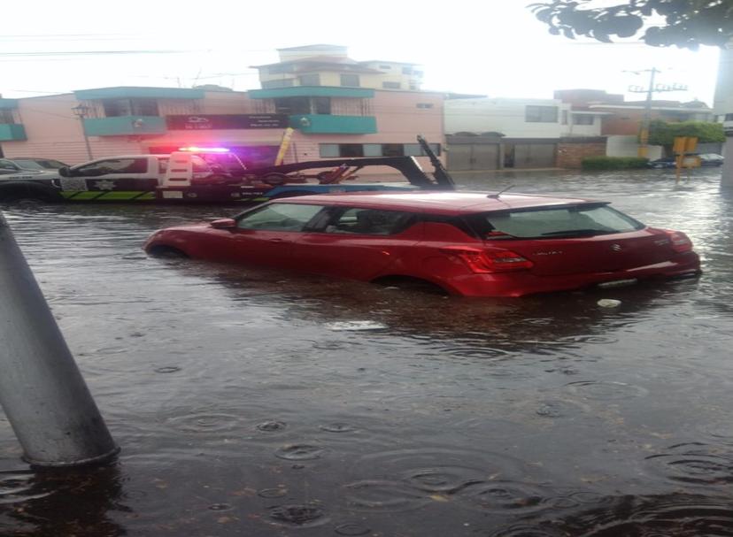 VIDEO Inundaciones y decenas de vehículos varados, saldo de la lluvia de este jueves por la tarde