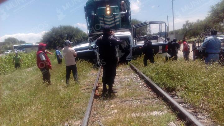 Patrulla intentó ganarle al tren y terminó siendo arrollada