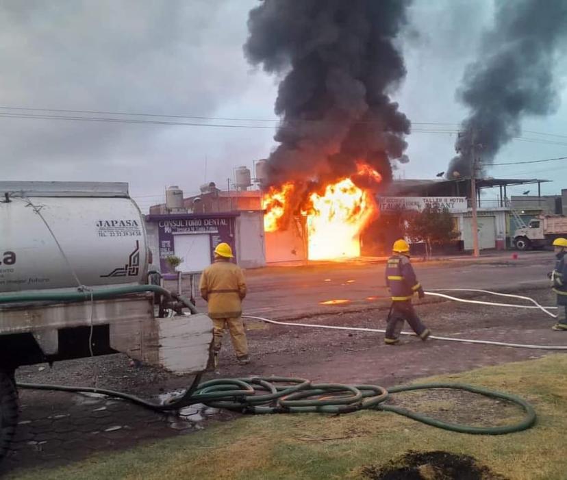 Vecinos de Villa de Atencingo piden apoyo para familia de refaccionaria incendiada