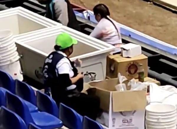 VIDEO En el estadio Cuauhtémoc reciclan los vasos usados para vender cervezas