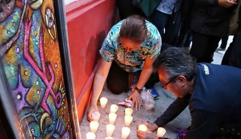 Protegen a López Obrador con un altar y veladoras