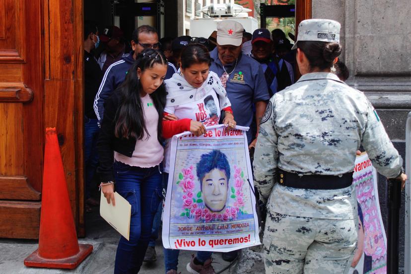 No los vamos a abandonar, promete Claudia Sheinbaum a padres de normalistas