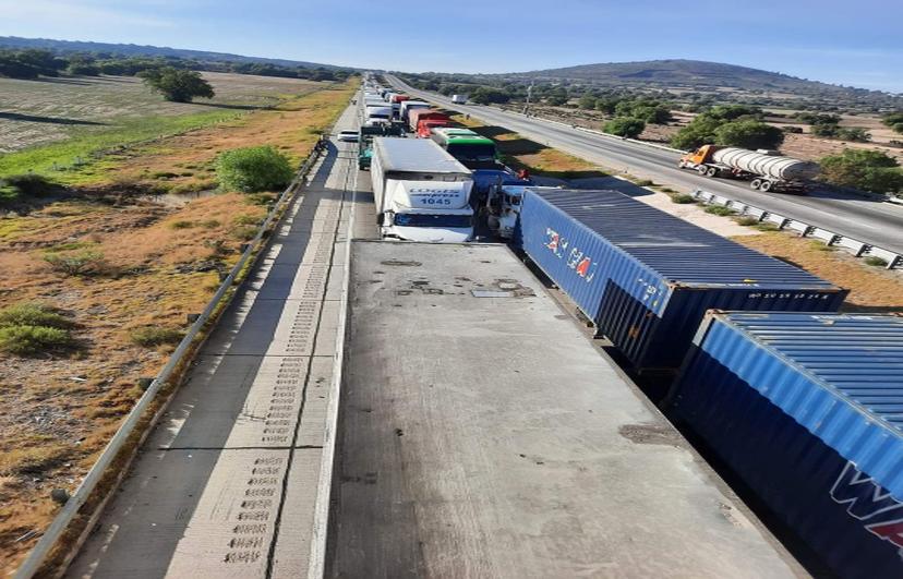 Suman 24 horas de bloqueo en el Arco Norte