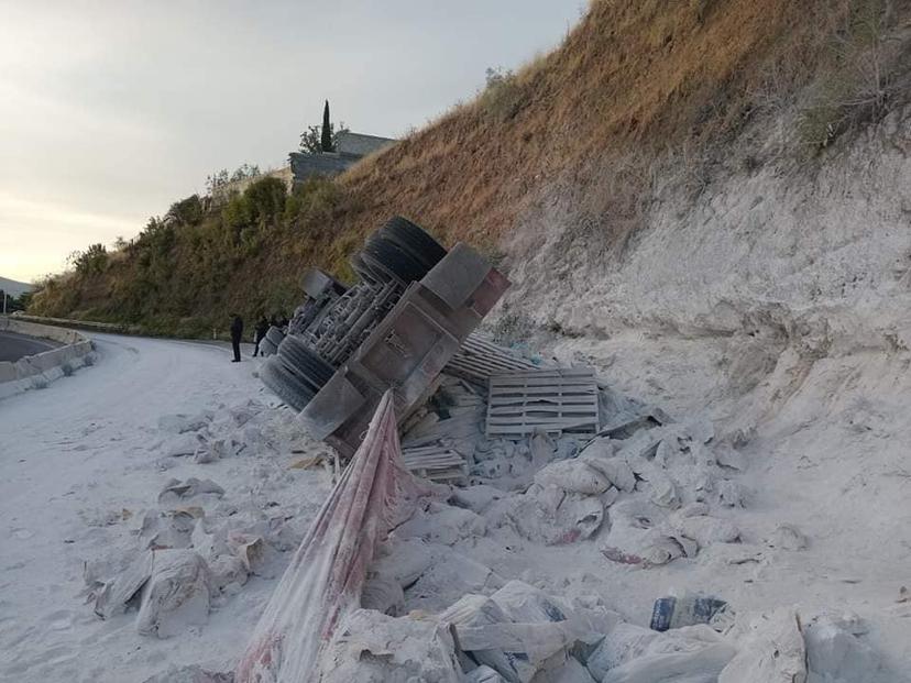 Vuelca tráiler con material de construcción al ingresar a la Puebla-Atlixco