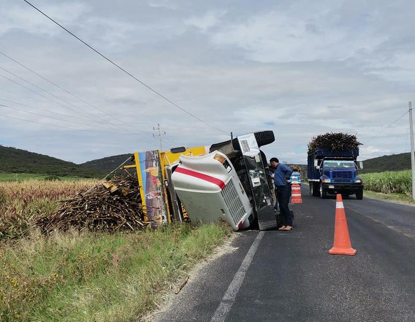 Vuelca camión cañero en la carretera Izúcar-Atencingo  