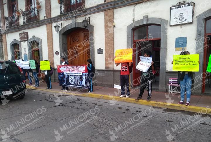 Estudiantes serranos le exigen pago de becas a AMLO