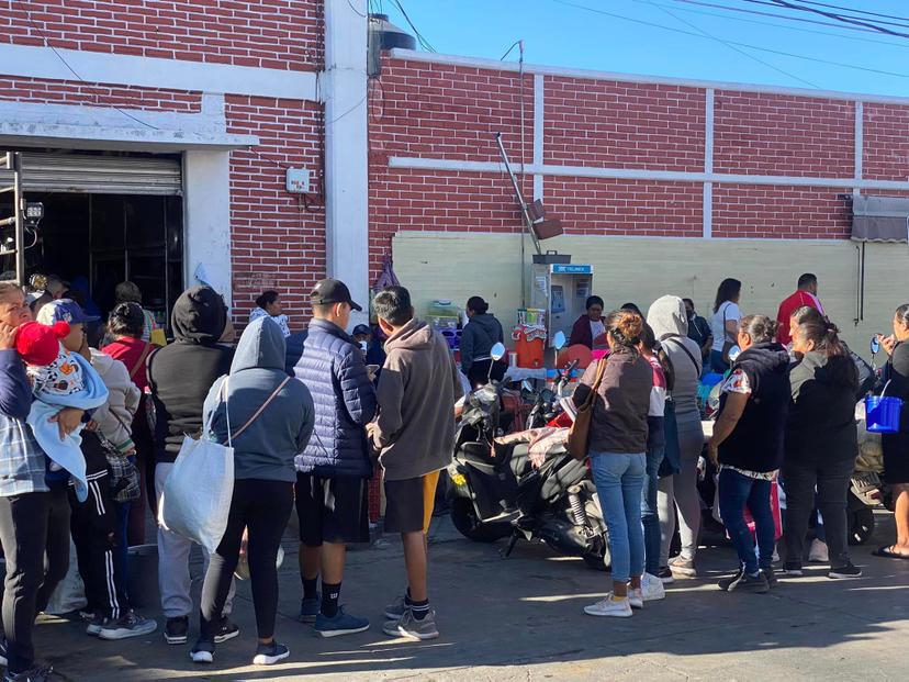 Comercios con venta de mariscos registran largas filas en Izúcar de Matamoros