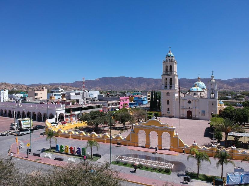 Comercio ambulante se instala en el zócalo de Acatlán para la venta del 10 de mayo 