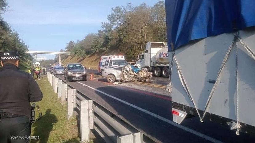 Un muerto y varios heridos deja choque entre auto y camión en Huauchinango