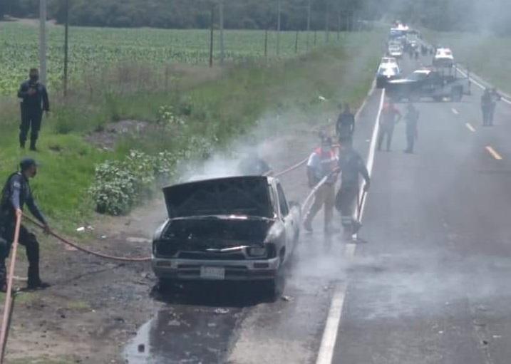 Falla origina incendio en camioneta sobre El Seco - Azumbilla