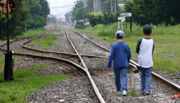 VIDEO Niños nacidos en EU viajan a Puebla por primera vez