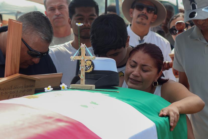 Familiares y amigos dan último adiós a la cadete naval América Yamileth