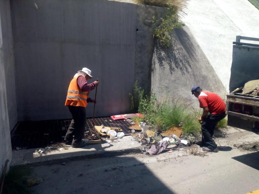 Infraestructura limpia cunetas y alcantarillas en acceso al Periférico en Puebla