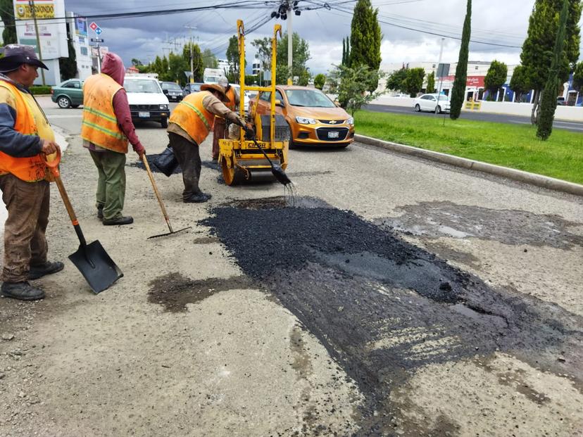 Hacen bacheo emergente en la Recta a Cholula por lluvias