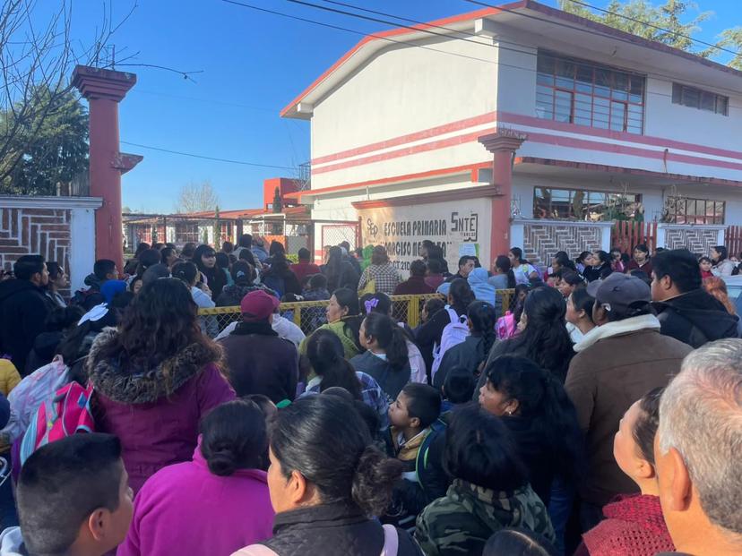 Separan a 3 docentes por suicidio de menor en Zacatlán