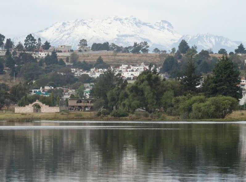 Gobierno del estado entrega puentes peatonales en la laguna de Acuitlapilco
