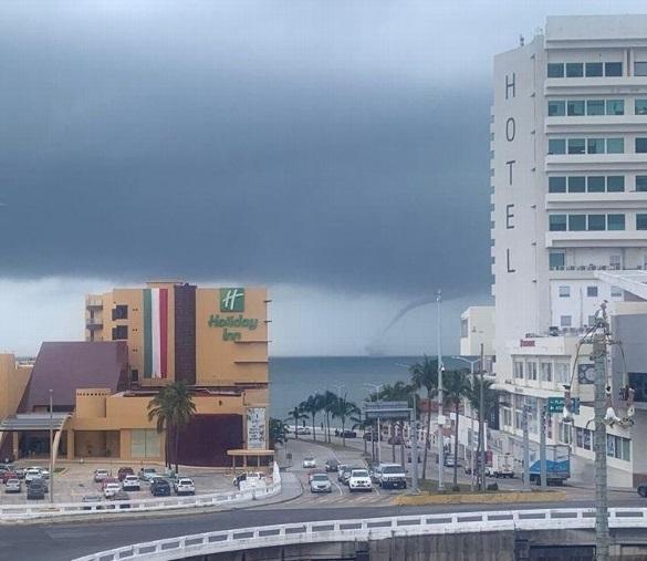 VIDEO Se forma tromba marina en el Puerto de Veracruz