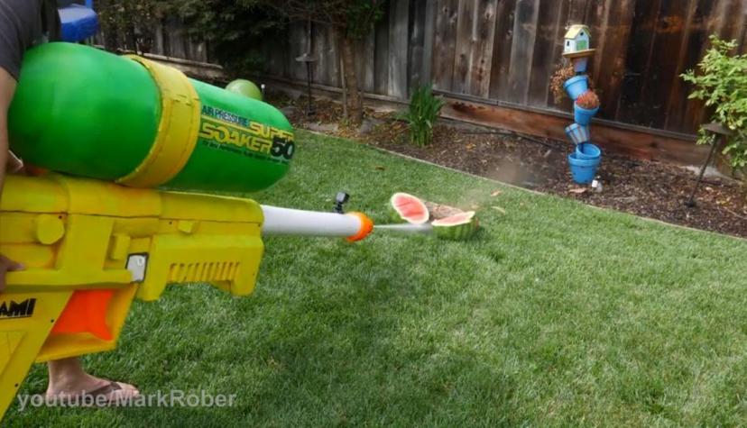 Ex ingeniero de la NASA crea la pistola de agua más grande