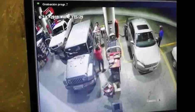 VIDEO Roban Jeep con todo y manguera de gasolina en Forjadores