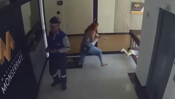 VIDEO De milagro mujer salva a niño de caer al vacío