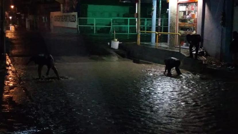 Fuerte lluvia inunda calle Morelos y deja a algunos sin luz