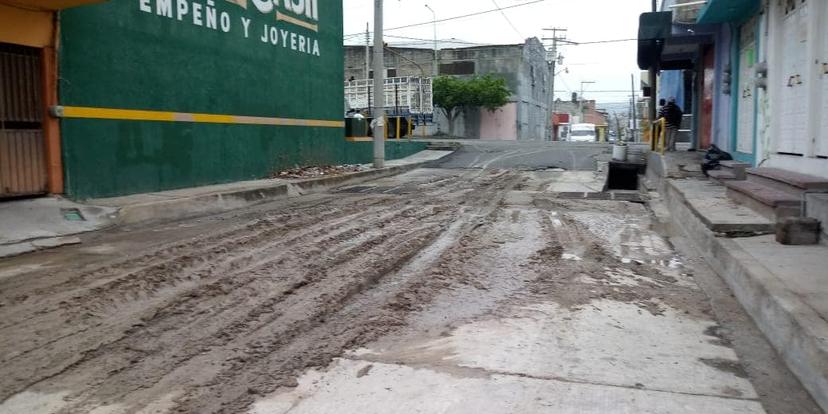 Fuerte lluvia inunda calle Morelos y deja a algunos sin luz