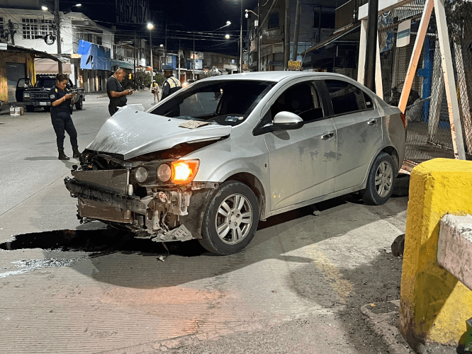 Ebrio se impacta contra puente en pleno centro de Izúcar