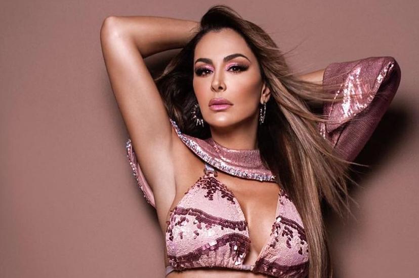 Ninel Conde muestra sus atributos en diminuto bikini