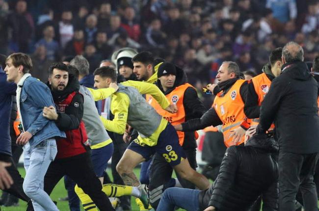 VIDEO Detienen a 12 aficionados en Turquía por invadir la cancha