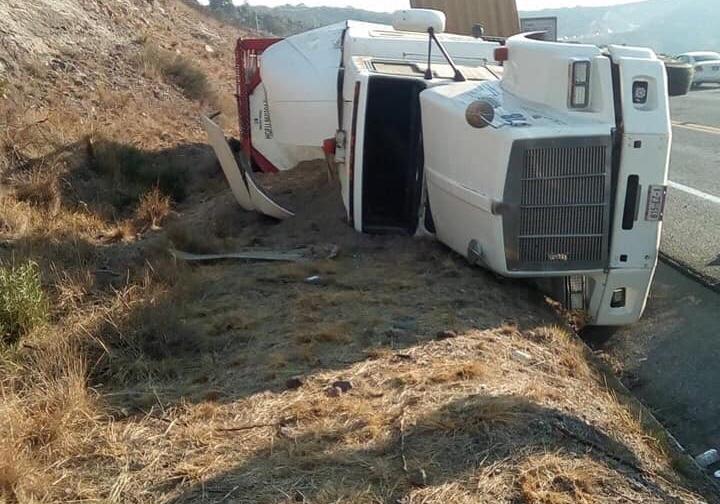 A exceso de velocidad vuelca tráiler en la Teziutlán - Virreyes