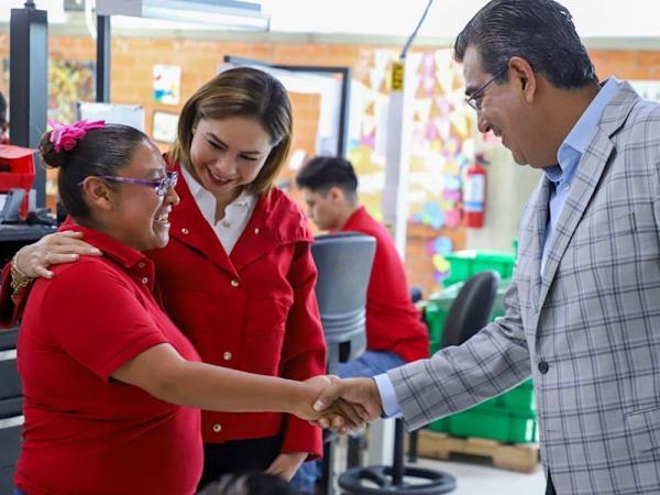 Céspedes y Gaby Bonilla visitan a trabajadores de la empresa social CINIA México