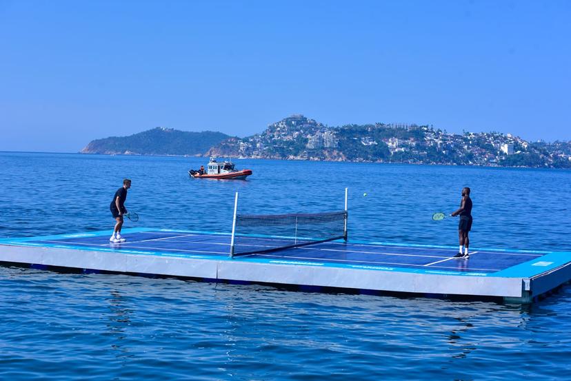 Espectacular exhibición de tenis en cancha flotante en Bahía Santa Lucía de Acapulco