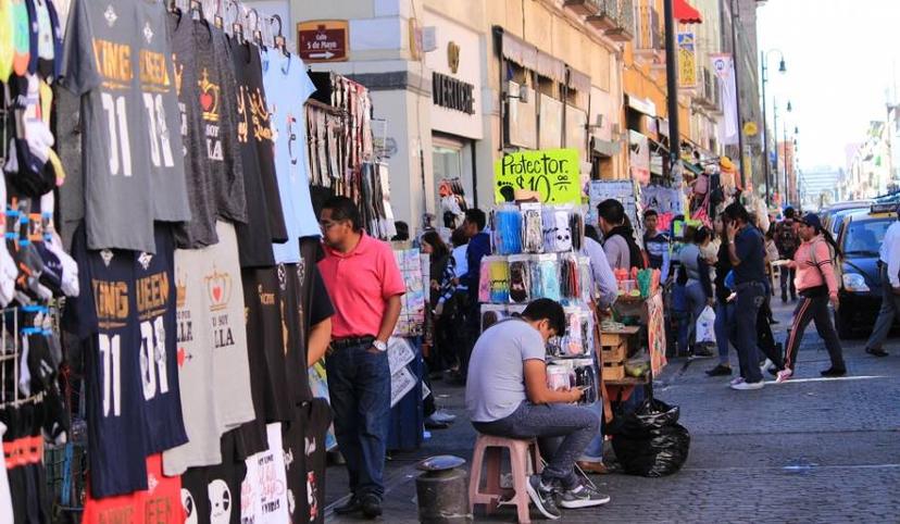 Multas de 9 mil pesos a negocios por apartar lugares en calles de Puebla