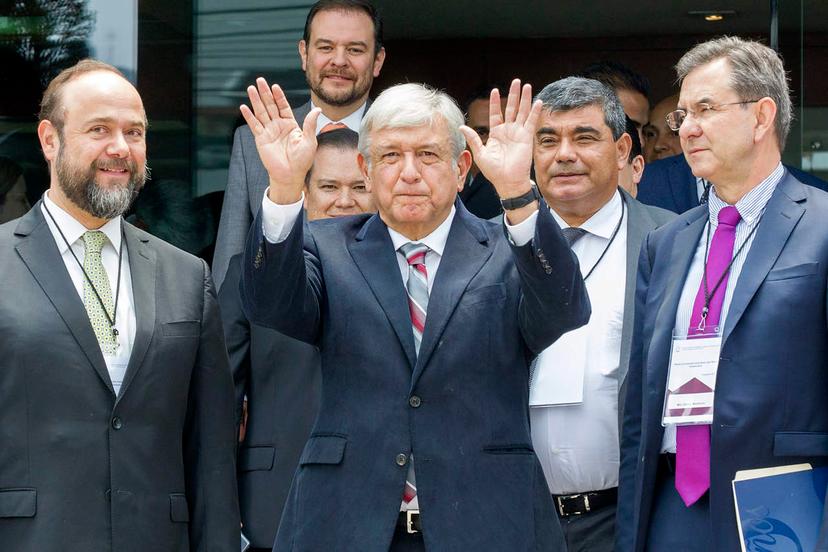 Estudiar no es privilegio, es un derecho: AMLO