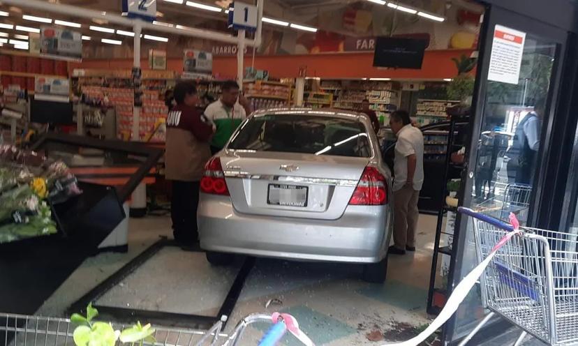 VIDEO Mujer se mete a supermercado con todo y auto, hay 11 heridos