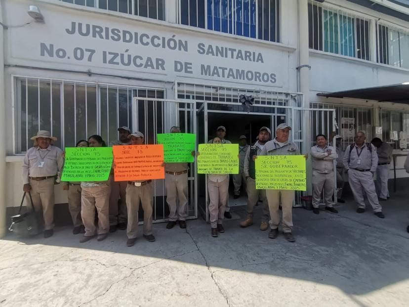 Vectores de Izúcar realizan huelga de brazos caídos