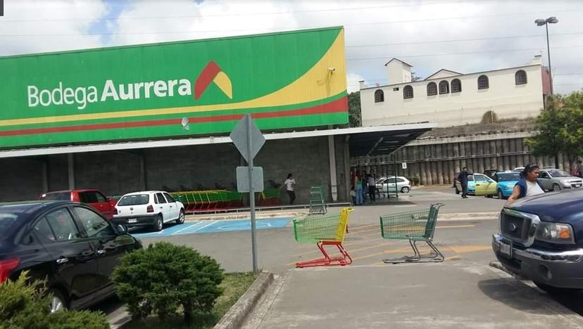 Delincuentes saquean Bodega Aurrera en Huauchinango, no hay detenidos