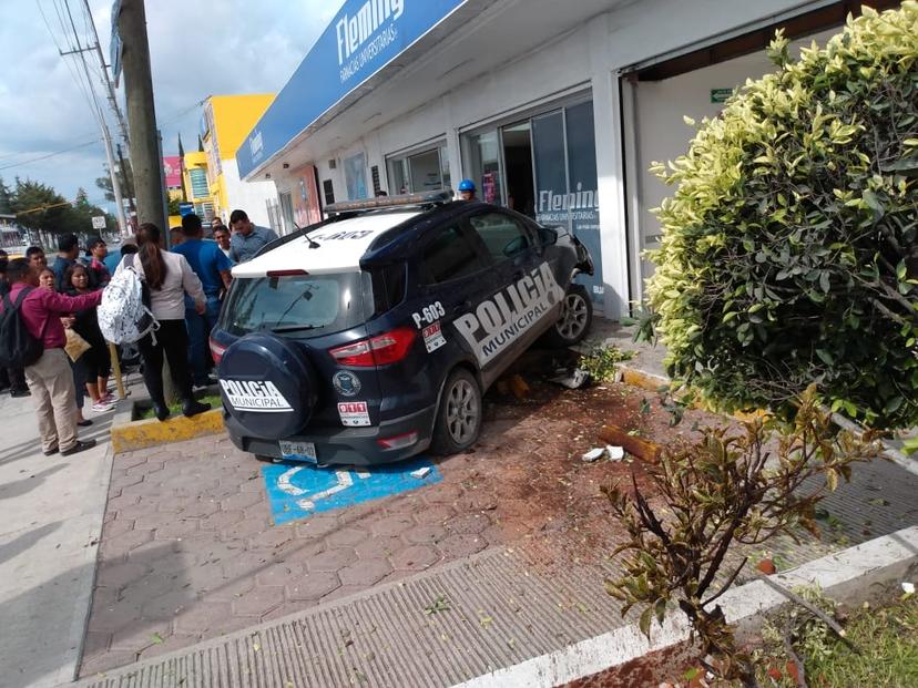 Choca patrulla en la 11 sur y deja a una persona herida