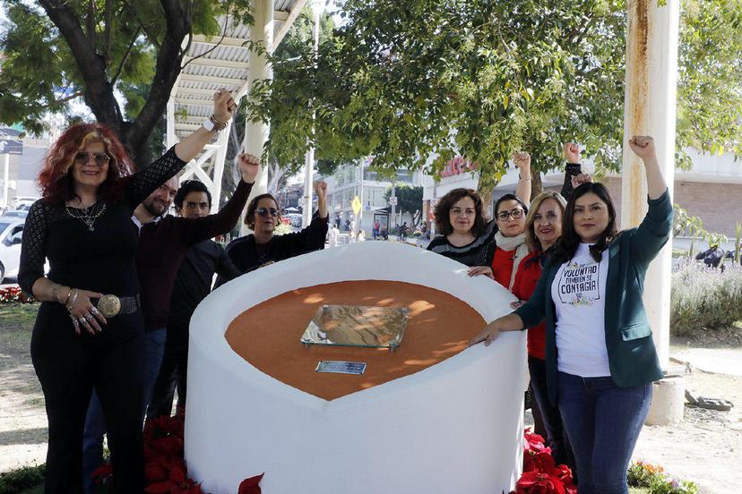 Develan placa en honor a la activista transgénero Agnes Torres Hernández